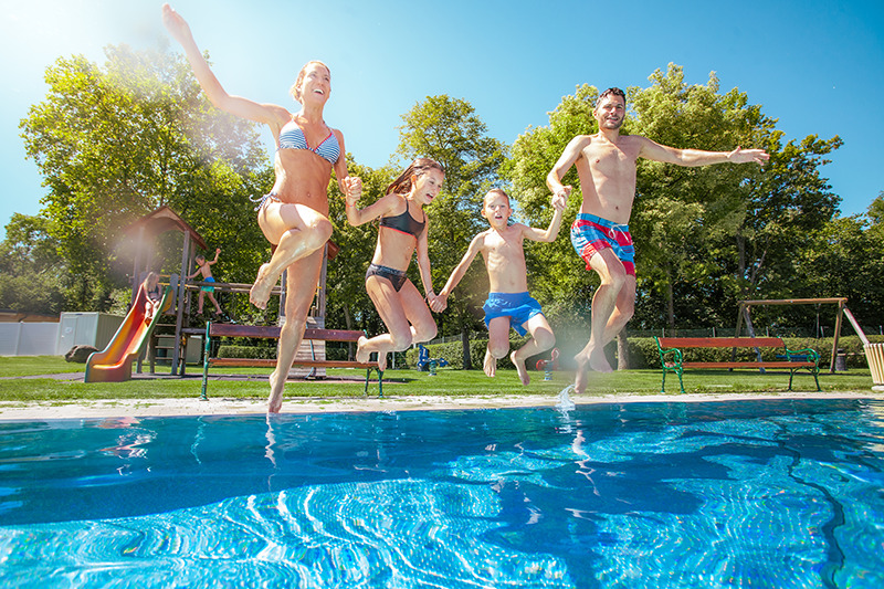 Heidebad Hausmening – Vierköpfige Familie springt ins Wasser